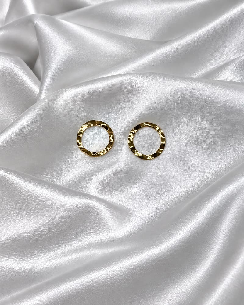 Brinco argola com pedra clara dourado — fotografia do produto 14