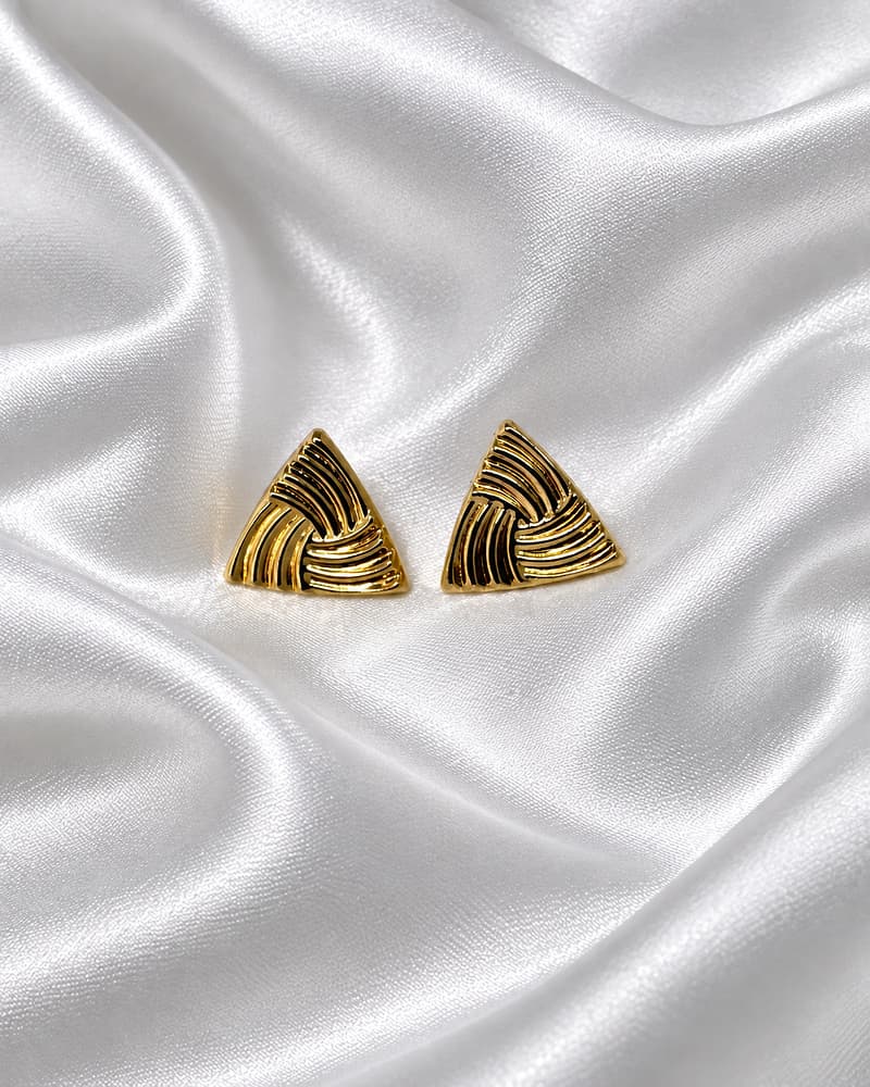 Brinco triangular texturizado dourado — fotografia do produto 3