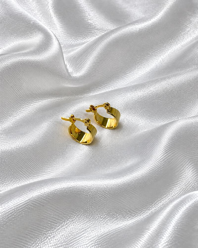 Brinco argola com detalhe dourado — fotografia do produto 6