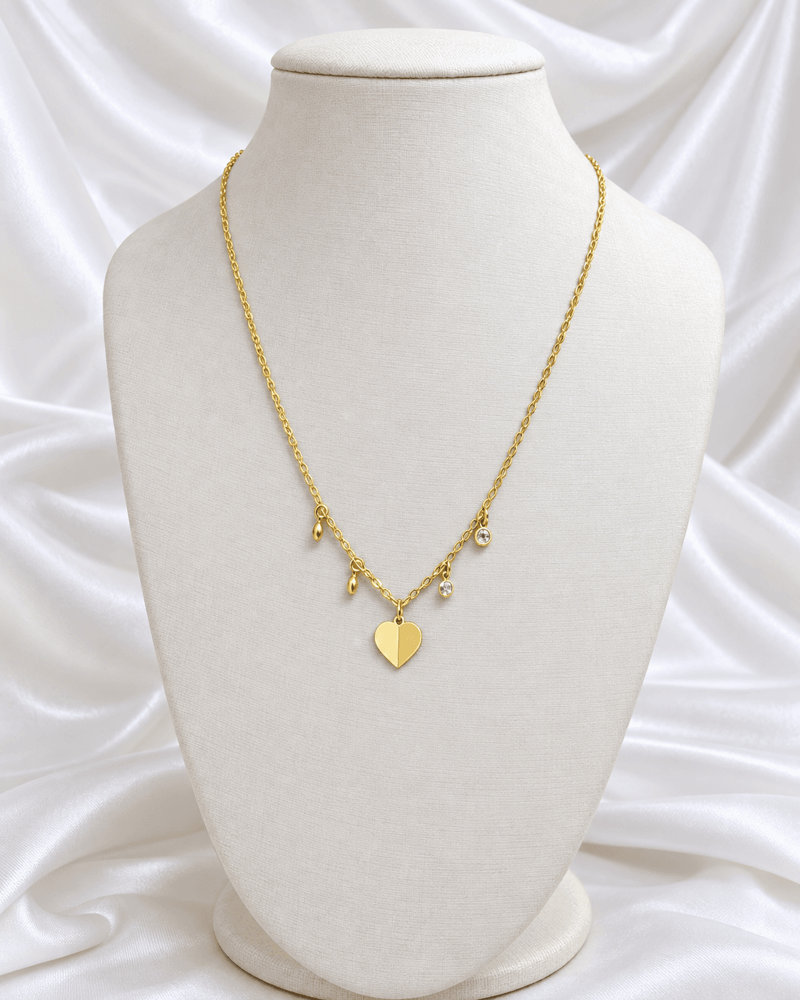 Colar coração com detalhes dourado